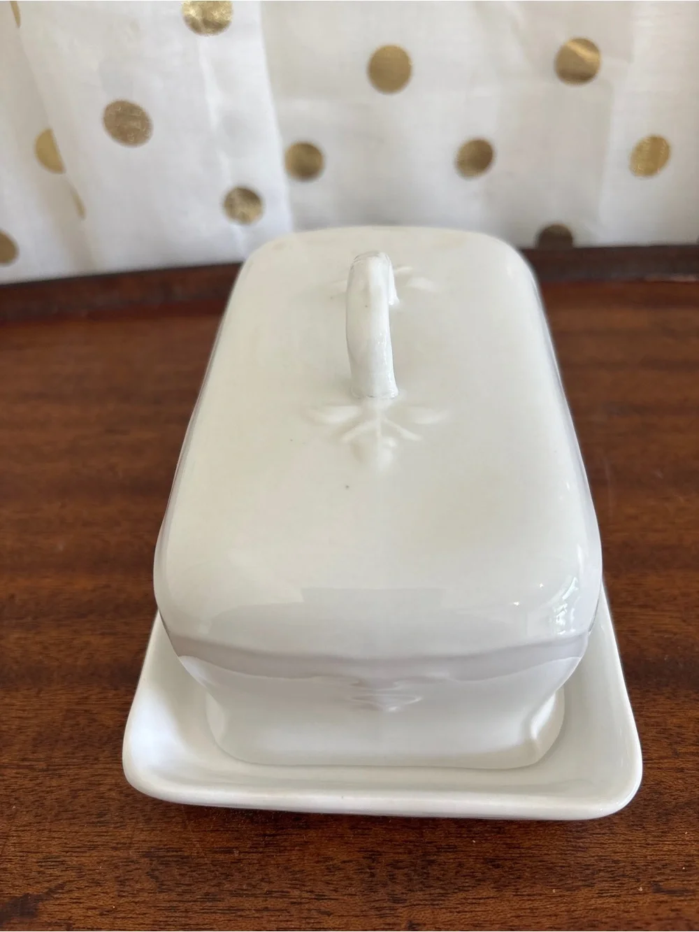 Tabletops Unlimited White Ceramic Butter Dish w Lid Handle Versailles Pattern